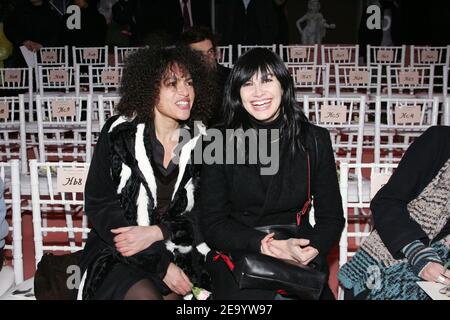 La chanteuse française Victor Lazlo et l'actrice Helena Noguera sont assis au premier rang pour assister à la présentation de la collection haute-Couture Printemps-été 2005 du designer français Christian Lacroix à Paris, France, le 25 janvier 2005. Photo de Pierre Hounsfield/ABACA. Banque D'Images