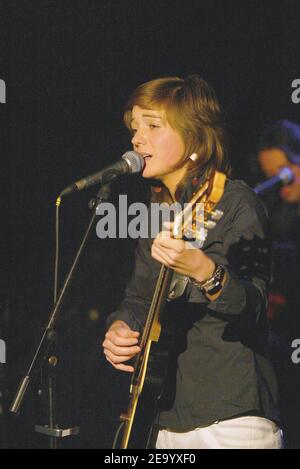 La chanteuse française Anne-Laure Sibon se perfectionne au 'le sentier des halles' à Paris, France, le 26 janvier 2005. Photo de Pierre Hounsfield/ABACA. Banque D'Images