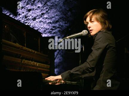 La chanteuse française Anne-Laure Sibon se perfectionne au 'le sentier des halles' à Paris, France, le 26 janvier 2005. Photo de Pierre Hounsfield/ABACA. Banque D'Images