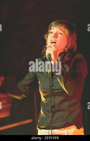 La chanteuse française Anne-Laure Sibon se perfectionne au 'le sentier des halles' à Paris, France, le 26 janvier 2005. Photo de Pierre Hounsfield/ABACA. Banque D'Images