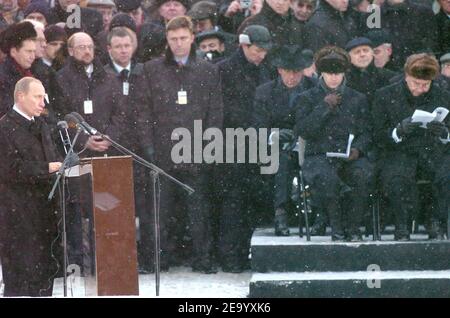 Le président russe Vladimir Poutine prononce son discours devant le mémorial de l'ancien camp de concentration nazi d'Auschwitz-Birkenau, près d'Oswiecim, dans le sud de la Pologne, le jeudi 27 janvier 2005, lors de la commémoration du 60e anniversaire de la libération du camp de concentration allemand par les troupes soviétiques. Photo de Bruno Klein/ABACA. Banque D'Images