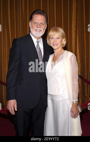 Le producteur et réalisateur américain Taylor Hackford et son épouse, l'actrice britannique Helen Mirren, assistent à la 57e cérémonie annuelle des DGA Awards qui s'est tenue à l'hôtel Beverly Hilton de Los Angeles, CA, Etats-Unis, le 29 janvier 2005. Photo de Lionel Hahn/ABACA Banque D'Images