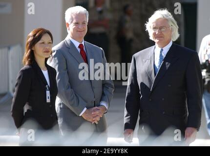 Les avocats Susan Yu, Robert Oxman et Thomas Mesereau Jr., membres de l'équipe de la Défense, assistent à la première journée de sélection du jury au procès de Michael Jackson. Palais de justice de Santa Maria. Santa Maria, CA. 31 janvier 2005. Photo de Lionel Hahn/ABACA Banque D'Images