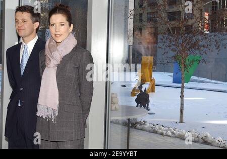 HRH le prince héritier Frederik du Danemark et son épouse la princesse Marie du Danemark (Mary Elizabeth Donaldson) visitent le MoMA (Musée d'art moderne), le deuxième jour de leur visite officielle à New York, le dimanche 30 janvier 2005. Photo de Nicolas Khayat/ABACA Banque D'Images