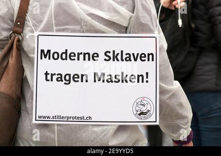 Zug, Suisse - 6 février 2021 : signe de protestation allemand « les esclaves de Modern portent des masques » contre les mesures du virus Corona et les droits de l'homme dans la ville de zu Banque D'Images