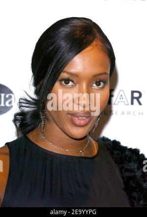 Le modèle britannique Naomi Campbell arrive au gala « amfAR Honors Herb Ritts » qui a eu lieu à Sotheby's à New York, NY, USA, le mercredi 2 février 2005. Photo de Nicolas Khayat/ABACA Banque D'Images