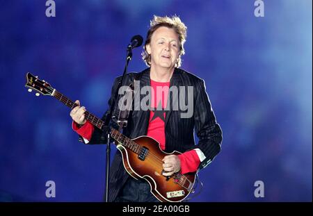 Paul McCartney se produit lors du Super Bowl XXXIX Halftime Show au Alltell Stadium de Jacksonville, FL, le 6 février 2005. Photo de Lionel Hahn/ABACA. Banque D'Images