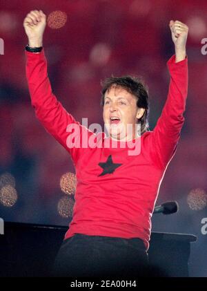 Paul McCartney se produit lors du Super Bowl XXXIX Halftime Show au Alltell Stadium de Jacksonville, FL, le 6 février 2005. Photo de Lionel Hahn/ABACA. Banque D'Images