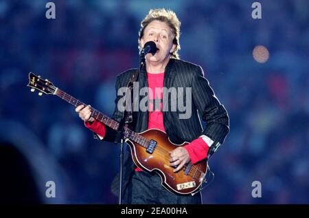 Paul McCartney se produit lors du Super Bowl XXXIX Halftime Show au Alltell Stadium de Jacksonville, FL, le 6 février 2005. Photo de Lionel Hahn/ABACA. Banque D'Images