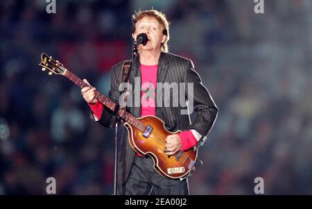 Paul McCartney se produit lors du Super Bowl XXXIX Halftime Show au Alltell Stadium de Jacksonville, FL, le 6 février 2005. Photo de Lionel Hahn/ABACA. Banque D'Images