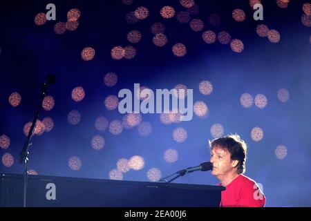 Paul McCartney se produit lors du Super Bowl XXXIX Halftime Show au Alltell Stadium de Jacksonville, FL, le 6 février 2005. Photo de Lionel Hahn/ABACA. Banque D'Images