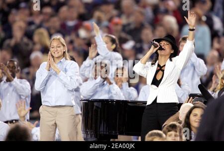 La musicienne américaine Alicia Keys et 150 enfants de la Florida School for the Death and Blind de St. Augustine exécutent « America the Beautiful » en hommage au regretté Ray Charles lors du Super Bowl XXXIX Pre-Game Show au Alltell Stadium de Jacksonville, FL, États-Unis, le 6 février 2005. Photo de Lionel Hahn/ABACA. Banque D'Images