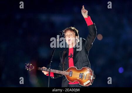 Paul McCartney se produit lors du Super Bowl XXXIX Halftime Show au Alltell Stadium de Jacksonville, FL, le 6 février 2005. Photo de Lionel Hahn/ABACA. Banque D'Images