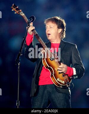 Paul McCartney se produit lors du Super Bowl XXXIX Halftime Show au Alltell Stadium de Jacksonville, FL, le 6 février 2005. Photo de Lionel Hahn/ABACA. Banque D'Images