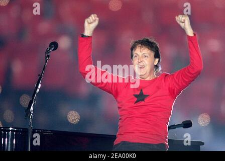 Paul McCartney se produit lors du Super Bowl XXXIX Halftime Show au Alltell Stadium de Jacksonville, FL, le 6 février 2005. Photo de Lionel Hahn/ABACA. Banque D'Images