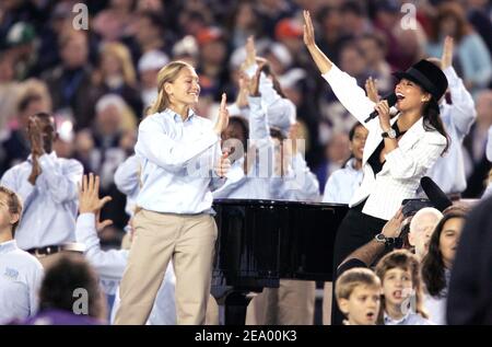 La musicienne américaine Alicia Keys et 150 enfants de la Florida School for the Death and Blind de St. Augustine exécutent « America the Beautiful » en hommage au regretté Ray Charles lors du Super Bowl XXXIX Pre-Game Show au Alltell Stadium de Jacksonville, FL, États-Unis, le 6 février 2005. Photo de Lionel Hahn/ABACA. Banque D'Images