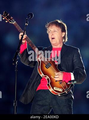 Paul McCartney se produit lors du Super Bowl XXXIX Halftime Show au Alltell Stadium de Jacksonville, FL, le 6 février 2005. Photo de Lionel Hahn/ABACA. Banque D'Images