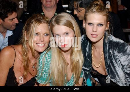 La maman Patty Hansen et les filles Theodora et Alexandra Richards assistent à la présentation de la piste Marc Jacobs, dans le cadre de la semaine de la mode de l'automne 2005, qui s'est tenue à l'Armory à New York, le lundi 7 février 2005. Photo de Nicolas Khayat/ABACA. Banque D'Images