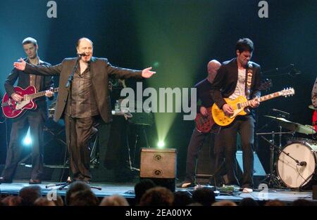 Le chanteur français Michel Delpech donne un concert au ' le Bataclan ' à Paris, France, le 7 février 2005. Manu Lanvin est venu sur scène pour une chanson. Photo de Bruno Klein/ABACA. Banque D'Images