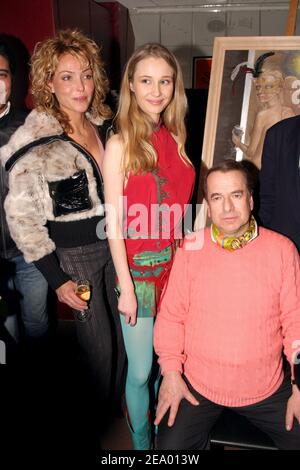 Eva Kowalewska (C), née en Pologne, pose avec son compagnon, l'auteur français Paul-Loup Sulitzer, et la chanteuse Indra avant l'une de ses peintures à l'ouverture d'une exposition à la Galerie Osenat à Paris, France, le 8 février 2005. Photo de Benoit Pinguet/ABACA. Banque D'Images