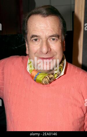 L'auteur français Paul-Loup Sulitzer pose à l'ouverture d'une exposition d'œuvres créées par sa copine polonaise Eva Kowalewska, à la Galerie Osenat à Paris, le 8 février 2005. Photo de Benoit Pinguet/ABACA. Banque D'Images