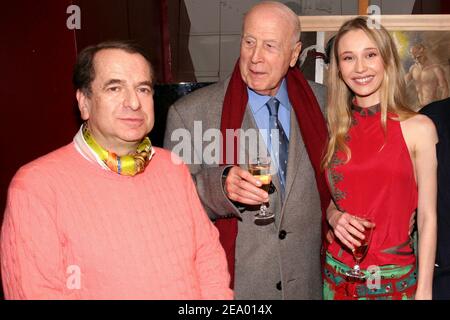 Eva Kowalewska, née en Pologne, pose avec son compagnon, l'auteur français Paul-Loup Sulitzer (L), et le maire du 16e arrondissement Pierre-Christian Taittinger à l'ouverture d'une exposition de ses œuvres à la Galerie Osenat à Paris, France, le 8 février 2005. Photo de Benoit Pinguet/ABACA. Banque D'Images