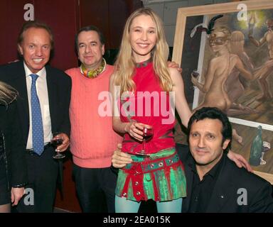 Née en Pologne, Eva Kowalewska pose avec son compagnon, l'auteur français Paul-Loup Sulitzer (2e L), la chanteuse Frank Alamo (L) et la présentatrice de télévision Michel la Rosa (R) à l'ouverture d'une exposition de ses œuvres à la Galerie Osenat à Paris, France, le 8 février 2005. Photo de Benoit Pinguet/ABACA. Banque D'Images