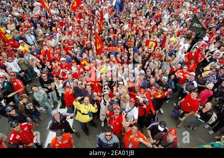 Pit Lane photo spéciale toutes les Ferrari team ans tifosi pour le champion du monde Michael Schumacher lors du Grand Prix de Formule 1 à Hungoraring, Budapest, Hongrie, le 15 août 2004. Photo de Thierry Gromik/ABACA. Banque D'Images