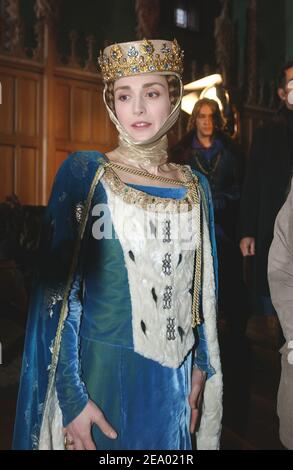 L'actrice française Julie Gayet pose lors du tournage de la nouvelle production France 2, 'les Rois Maudiss', qui s'est tenue au Château de Pierrefonds, en France, à 100 km au nord de Paris le 11 février 2005. Photo de Giancarlo Gorassini/ABACA. Banque D'Images