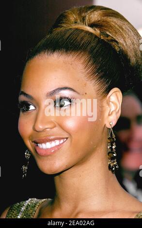 Beyonce Knowles participe au 47e Grammy Awards annuel à Los Angeles, en Californie, le 13 février 2005. Photo de Hahn-Khayat/ABACA. Banque D'Images