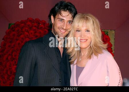 La présentatrice française Amanda Lear et son petit ami assistent à une fête de la Saint-Valentin à l'Hôtel Royal Monceau à Paris, France, le 14 février 2005. Photo de Benoit Pinguet/ABACA. Banque D'Images