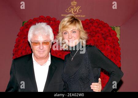 Le musicien français Marc Cerrone et sa femme Jill assistent à une fête de la Saint-Valentin à l'Hôtel Royal Monceau à Paris, France, le 14 février 2005. Photo de Benoit Pinguet/ABACA. Banque D'Images