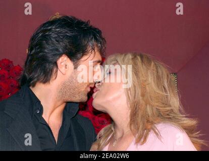 La présentatrice française Amanda Lear et son petit ami assistent à une fête de la Saint-Valentin à l'Hôtel Royal Monceau à Paris, France, le 14 février 2005. Photo de Benoit Pinguet/ABACA. Banque D'Images