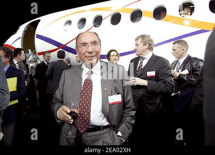 Serge Dassault, PDG de Dassault Aviation, pose devant le nouvel avion d'affaires à longue portée Falcon 7X lors de la cérémonie célébrant le déploiement du premier avion de ce type à l'usine Dassault Aviation de Mérignac, dans le sud-ouest de la France, le 15 février 2005. Photo de Patrick Bernard/ABACA. Banque D'Images