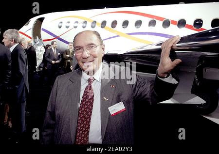 Serge Dassault, PDG de Dassault Aviation, pose devant le nouvel avion d'affaires à longue portée Falcon 7X lors de la cérémonie célébrant le déploiement du premier avion de ce type à l'usine Dassault Aviation de Mérignac, dans le sud-ouest de la France, le 15 février 2005. Photo de Patrick Bernard/ABACA. Banque D'Images