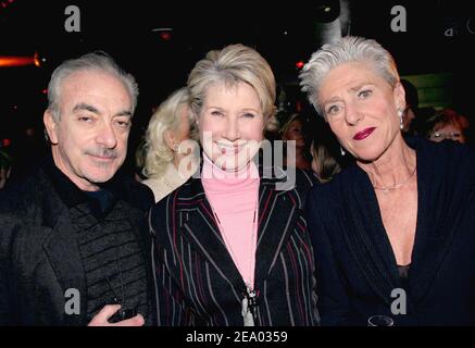 EXCLUSIF. Française la Dre Catherine Euvrard (R), fondatrice et PDG du service de chasse en chef « ce Consultants », pose avec danielle Gilbert et sa compagne Patrick Scemama, lors d'une fête au cours de laquelle elle a reçu le signe de l'Officier de l'ordre national du mérite par l'actrice et chanteuse française Line Renaud, À l'Etoile à Paris, France, le 16 février 2005. Photo de Benoit Pinguet/ABACA. Banque D'Images