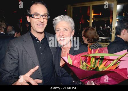 EXCLUSIF. Française Dr. Catherine Euvrard, fondatrice et PDG du service de chasse 'ce Consultants, pose avec le journaliste français Emmanuel de Brantes, lors d'une fête au cours de laquelle elle a reçu le signe de l'Officier de l'ordre National du mérite par l'actrice française Line Renaud, à l'Etoile à Paris, France, Le 16 février 2005. Photo de Benoit Pinguet/ABACA. Banque D'Images