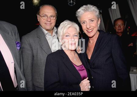 EXCLUSIF. Française Dr. Catherine Euvrard (R), fondatrice et PDG du service de chasse en chef 'ce Consultants, pose avec le producteur de télévision Gerard Louvin et l'actrice et chanteuse Line Renaud, lors d'une fête au cours de laquelle elle a reçu le signe de l'officier dans l'ordre national du mérite par Line Renaud, À l'Etoile à Paris, France, le 16 février 2005. Photo de Benoit Pinguet/ABACA. Banque D'Images