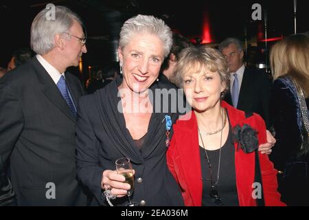 EXCLUSIF. Française Dr. Catherine Euvrard (L), fondatrice et PDG du service de chasse 'ce Consultants, pose avec la journaliste de télévision Anita Hauser, à une fête au cours de laquelle elle a reçu le signe de l'Officier de l'ordre national du mérite par l'actrice et chanteuse française Line Renaud, à l'Etoile à Paris, France, le 16 février 2005. Photo de Benoit Pinguet/ABACA. Banque D'Images