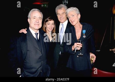 EXCLUSIF. Française Dr. Catherine Euvrard (R), fondatrice et PDG du service de chasse 'ce Consultants, pose avec son mari ((2e R) et ancien maire de Paris Jean Tiberi, à une fête au cours de laquelle elle a reçu le signe de l'officier dans l'ordre national du mérite par l'actrice française Line Renaud, À l'Etoile à Paris, France, le 16 février 2005. Photo de Benoit Pinguet/ABACA. Banque D'Images