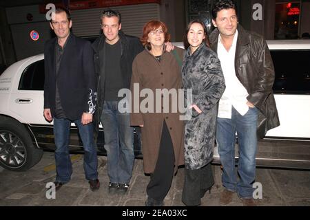 La réalisatrice française Marion Sarraut (C) et les acteurs (L-R) Christian Vadim, David Brecourt, Vanessa Demouy et son mari Philippe Lellouche arrivent à l'après-fête pour la première du jeu de la verite au nouveau restaurant 'Qin' à Paris, France, le 21 février 2005. Photo de Benoit Pinguet/ABACA. Banque D'Images