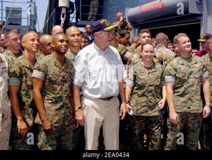 L'ancien président George H. W. Bush est flanqué de Marines tout en posant pour une photo à bord du quai amphibie du navire d'atterrissage USS fort McHenry (LSD 43). Les marins et les Marines ont accueilli l'ancien président Bill Clinton et George H. W. Bush lorsqu'ils ont visité le Sri Lanka, la Thaïlande et l'Indonésie pour voir de première main les effets du tsunami sur l'Asie du Sud-est le 20 février 2005. Photo Michael D. Kennedy/USN via ABACA. Banque D'Images