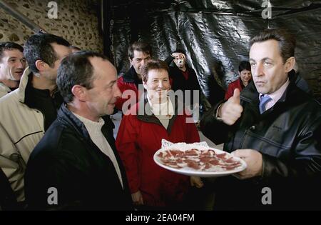 L'ancien ministre français des Finances et chef du parti UMP de centre-droit au pouvoir Nicolas Sarkozy visite le 25 février 2005 une ferme biologique à Tarbes, située dans le sud-ouest de la France, dans le département des Hautes-Pyrénées. Photo de Patrick Bernard/ABACA. Banque D'Images