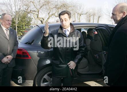 L'ancien ministre français des Finances et chef du parti UMP de centre-droit au pouvoir Nicolas Sarkozy visite le 25 février 2005 une ferme biologique à Tarbes, située dans le sud-ouest de la France, dans le département des Hautes-Pyrénées. Photo de Patrick Bernard/ABACA. Banque D'Images