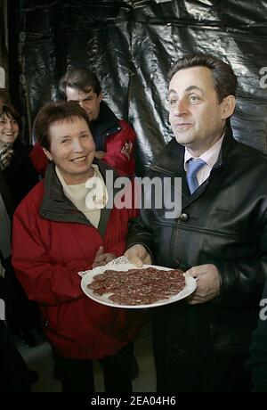 L'ancien ministre français des Finances et chef du parti UMP de centre-droit au pouvoir Nicolas Sarkozy visite le 25 février 2005 une ferme biologique à Tarbes, située dans le sud-ouest de la France, dans le département des Hautes-Pyrénées. Photo de Patrick Bernard/ABACA. Banque D'Images