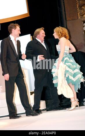 Les acteurs français Jean-Paul Rouve, Gerard Depardieu et sa fille Julie Depardieu à la fin de la 30e cérémonie de remise des prix Cesar qui s'est tenue au Théâtre du Châtelet à Paris, en France, le 26 février 2005. Photo de Klein-Zabulon/ABACA. Banque D'Images