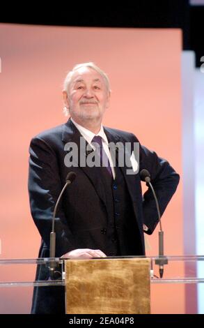 L'acteur français Philippe Noiret présente la meilleure jeune actrice lors de la 30e cérémonie de remise des prix Cesar qui s'est tenue au Théâtre du Châtelet à Paris, en France, le 26 février 2005. Photo de Klein-Zabulon/ABACA. Banque D'Images