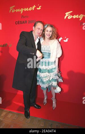 L'acteur belge Benoit Poelvoord et l'actrice française Julie Depardieu arrivent au Fouquet pour l'après-fête à la suite de la 30e cérémonie des Cesar Awards, à Paris, en France, le 26 février 2005. Photo de Klein-Zabulon/ABACA. Banque D'Images