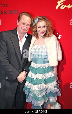 L'acteur belge Benoit Poelvoord et l'actrice française Julie Depardieu arrivent au Fouquet pour l'après-fête à la suite de la 30e cérémonie des Cesar Awards, à Paris, en France, le 26 février 2005. Photo de Klein-Zabulon/ABACA. Banque D'Images