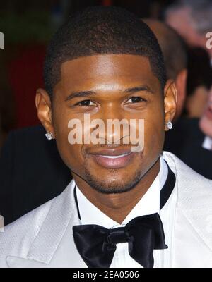 Usher arrive au 77e prix annuel de l'Académie, qui a eu lieu au Kodak Theatre à Hollywood, en Californie, le 27 février 2005. Photo de Hahn-Khayat-Nebinger/ABACA Banque D'Images